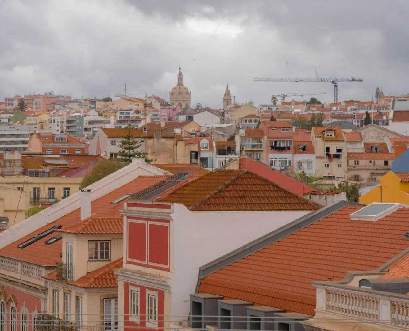Rooms On Calcada Do Combro, Best Location Lisbon Homestay