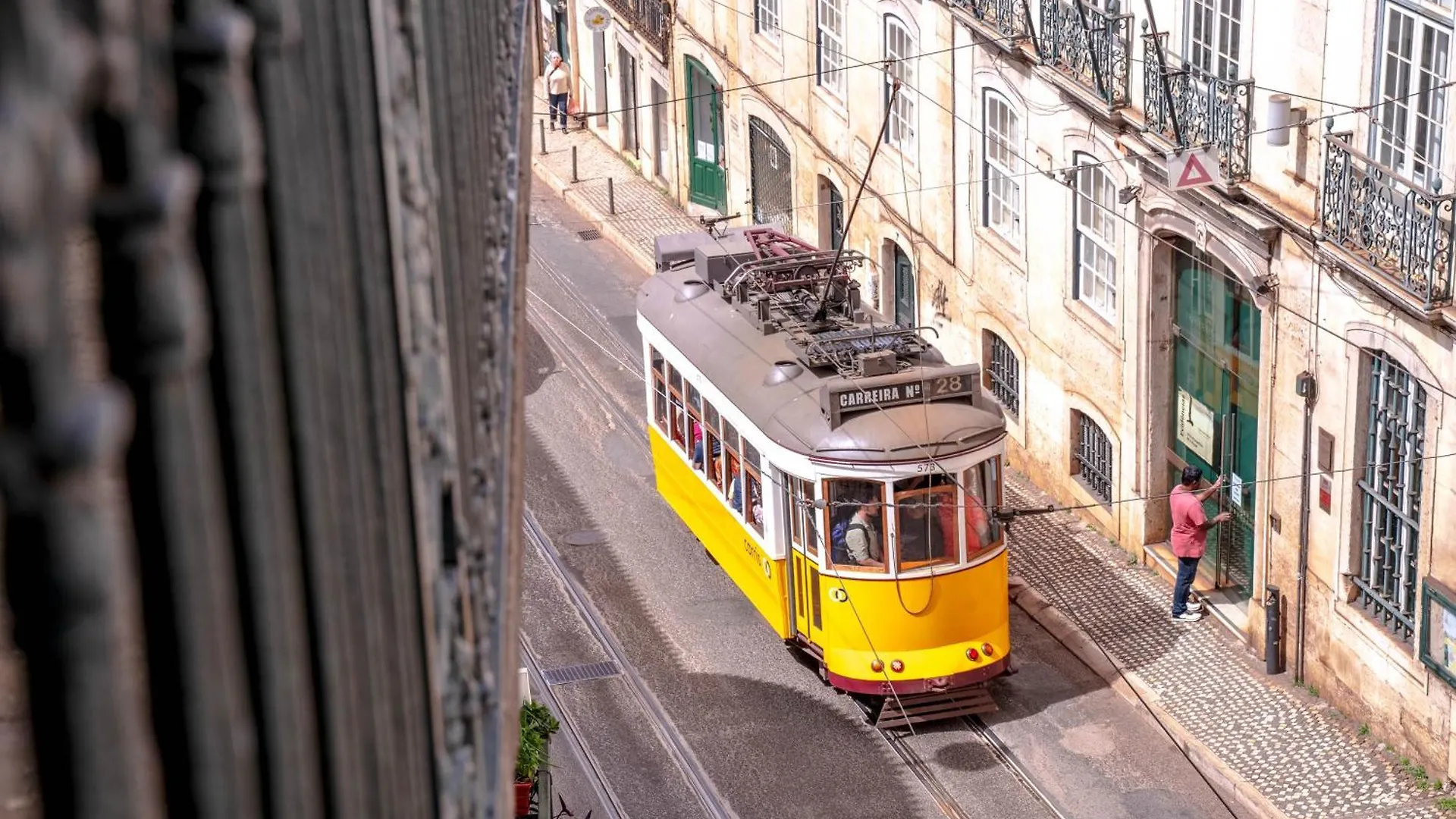 Rooms On Calcada Do Combro, Best Location Lisbon Homestay