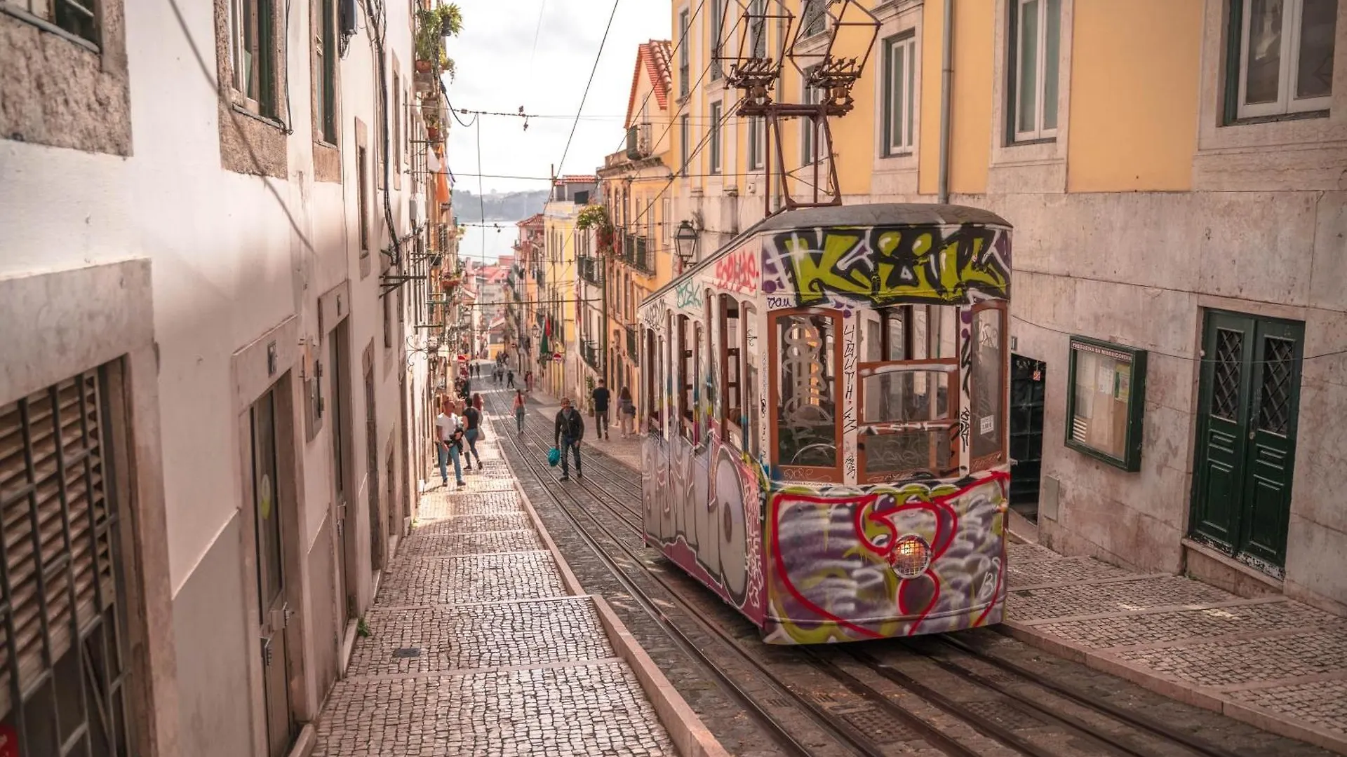Homestay Rooms On Calcada Do Combro, Best Location Lisbon Portugal