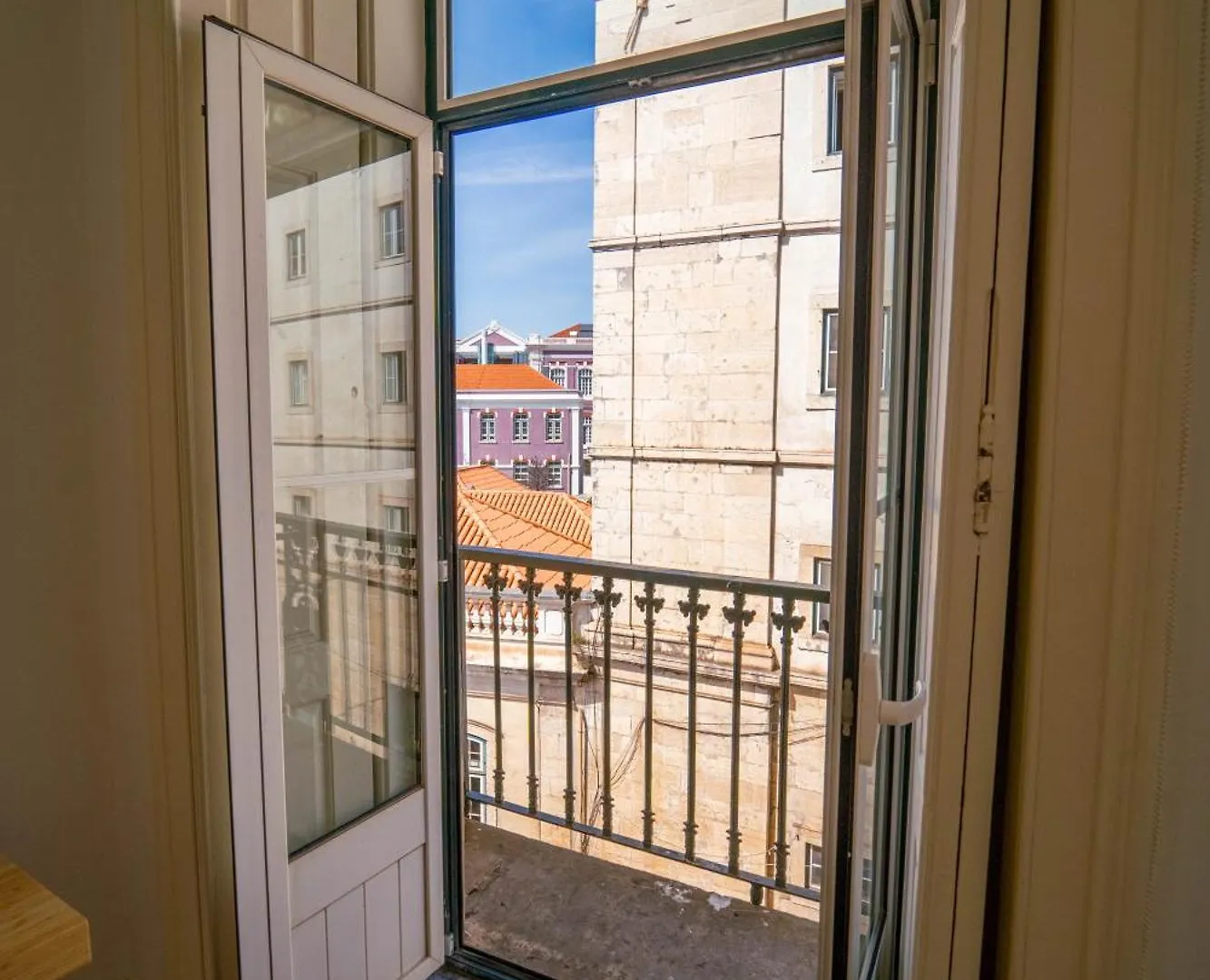 Homestay Rooms On Calcada Do Combro, Best Location Lisbon Portugal