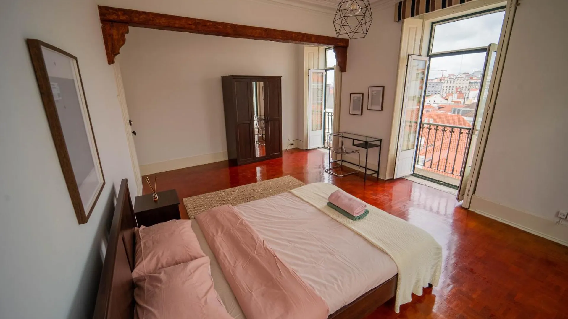 Homestay Rooms On Calcada Do Combro, Best Location Lisbon Portugal