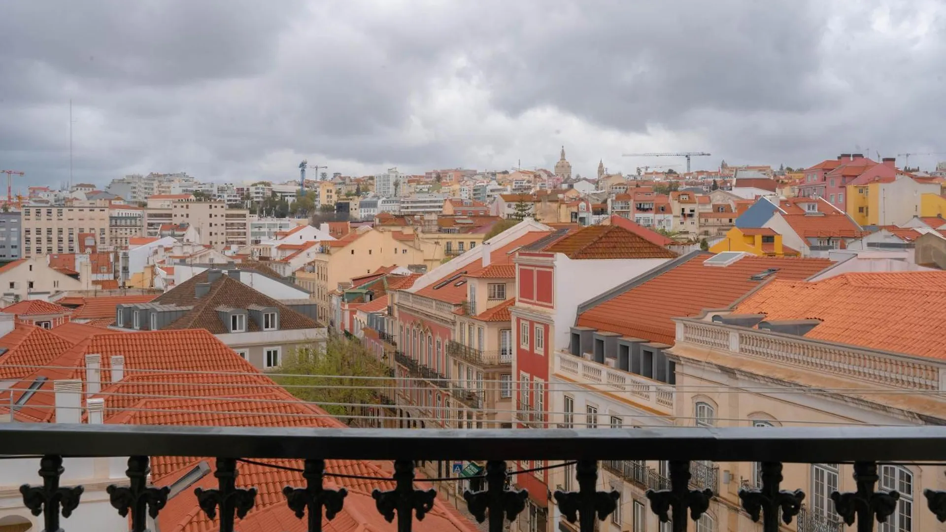 Rooms On Calcada Do Combro, Best Location Lisbon Homestay