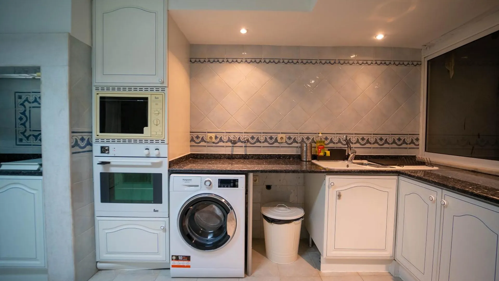 Rooms On Calcada Do Combro, Best Location 리스본 홈스테이